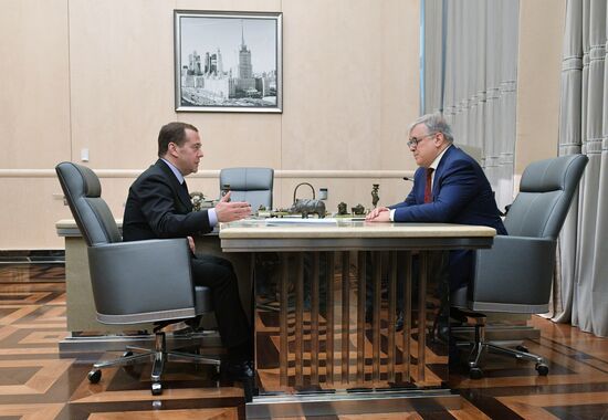 Премьер-министр РФ Дмитрий Медведев встретился с ректором ВШЭ Я. Кузьминовым