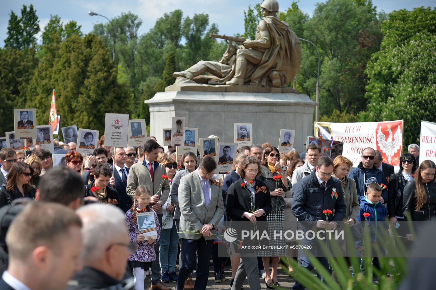 Акция "Бессмертный полк" и раздача георгиевских ленточек в Варшаве