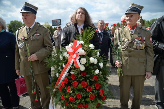 Акция "Бессмертный полк" и раздача георгиевских ленточек в Варшаве