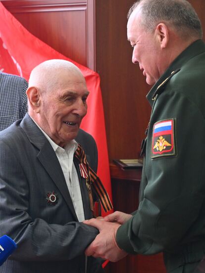 Вручение Ордена Красного Знамени ветерану Великой Отечественной войны Н. П. Высторопцу