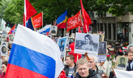 Акция "Бессмертный полк" в Париже