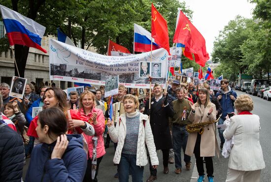 Акция "Бессмертный полк" в Париже