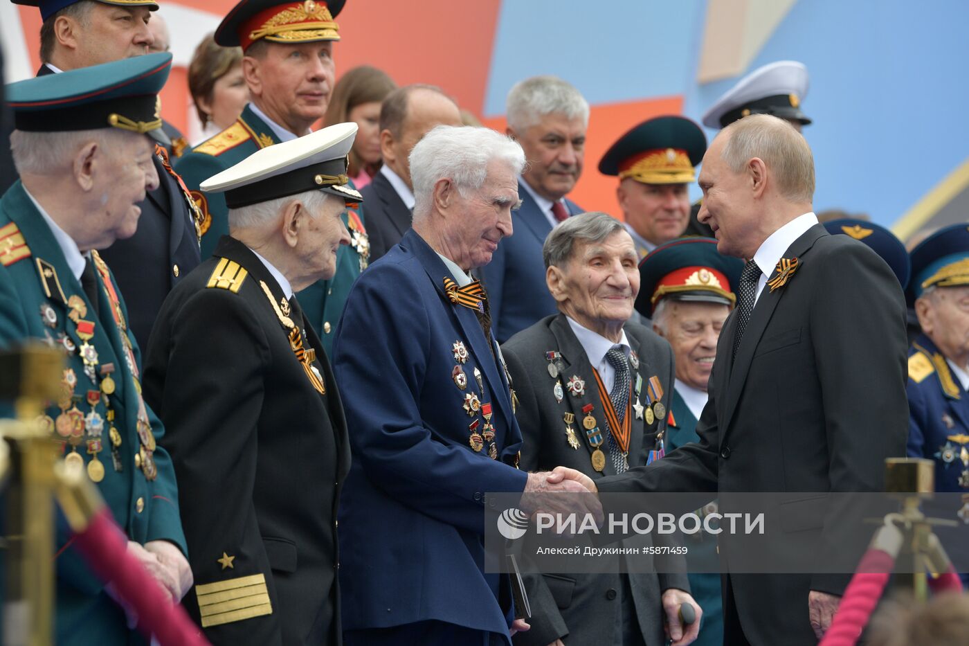 Президент РФ В.Путин и премьер-министр РФ Д.Медведев на военном параде в честь 74-й годовщины Победы в ВОВ