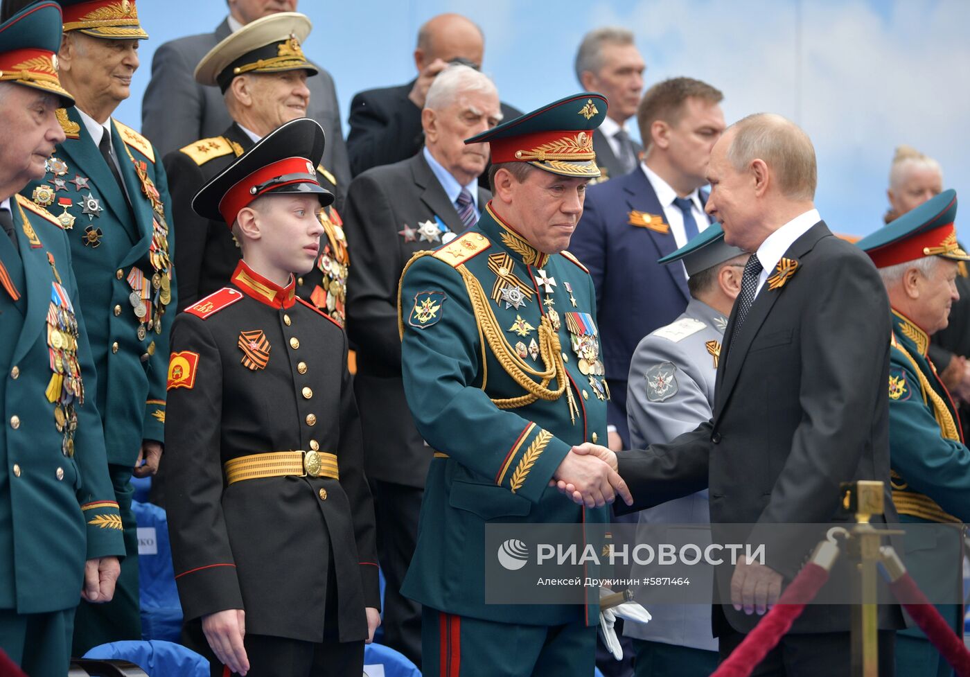 Президент РФ В.Путин и премьер-министр РФ Д.Медведев на военном параде в честь 74-й годовщины Победы в ВОВ