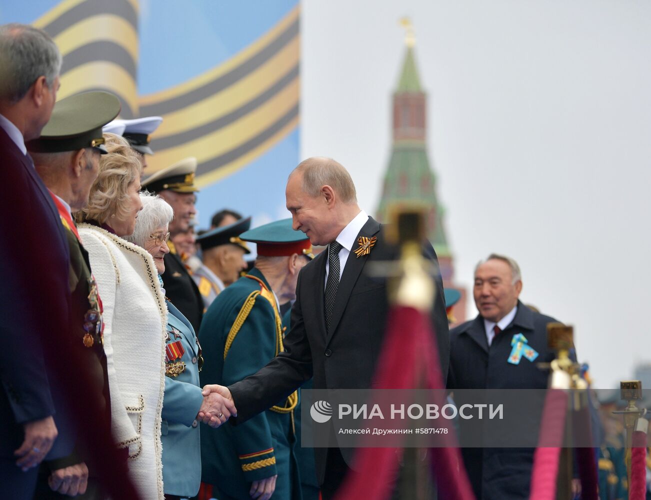 Президент РФ В. Путин и премьер-министр РФ Д. Медведев на военном параде в честь 74-й годовщины Победы в ВОВ