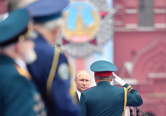 Президент РФ В. Путин и премьер-министр РФ Д. Медведев на военном параде в честь 74-й годовщины Победы в ВОВ