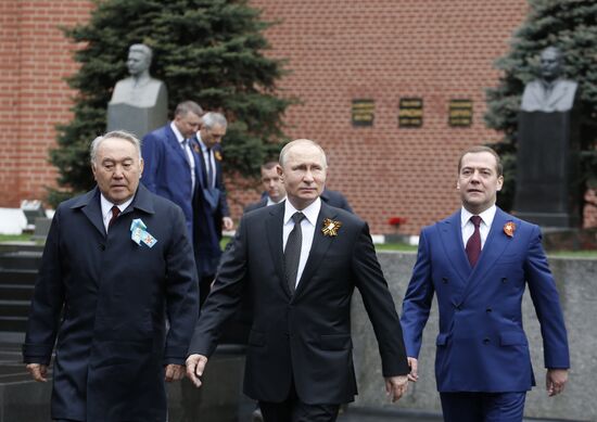 Президент РФ В. Путин и премьер-министр РФ Д. Медведев на военном параде в честь 74-й годовщины Победы в ВОВ