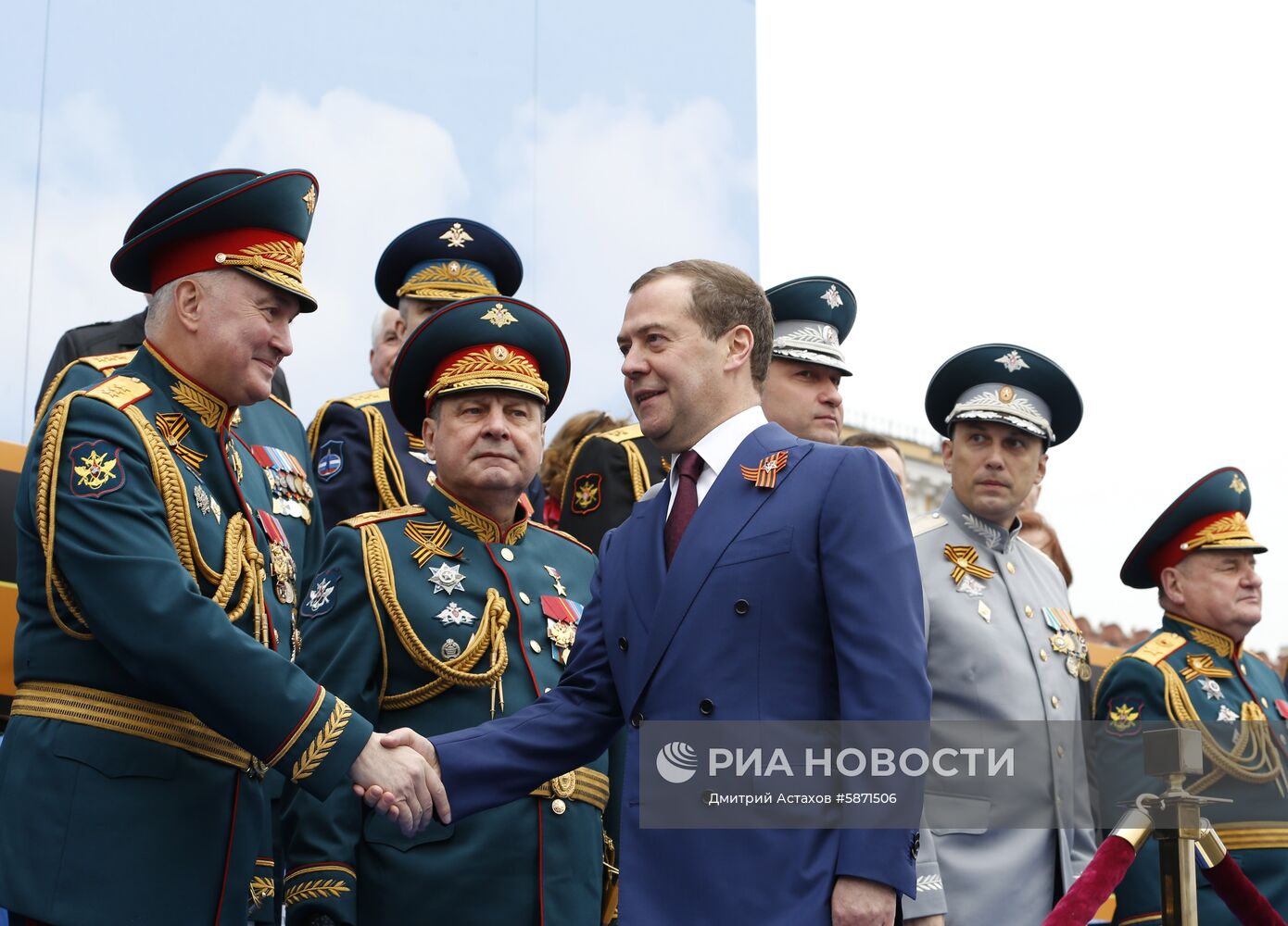 Президент РФ В. Путин и премьер-министр РФ Д. Медведев на военном параде в честь 74-й годовщины Победы в ВОВ