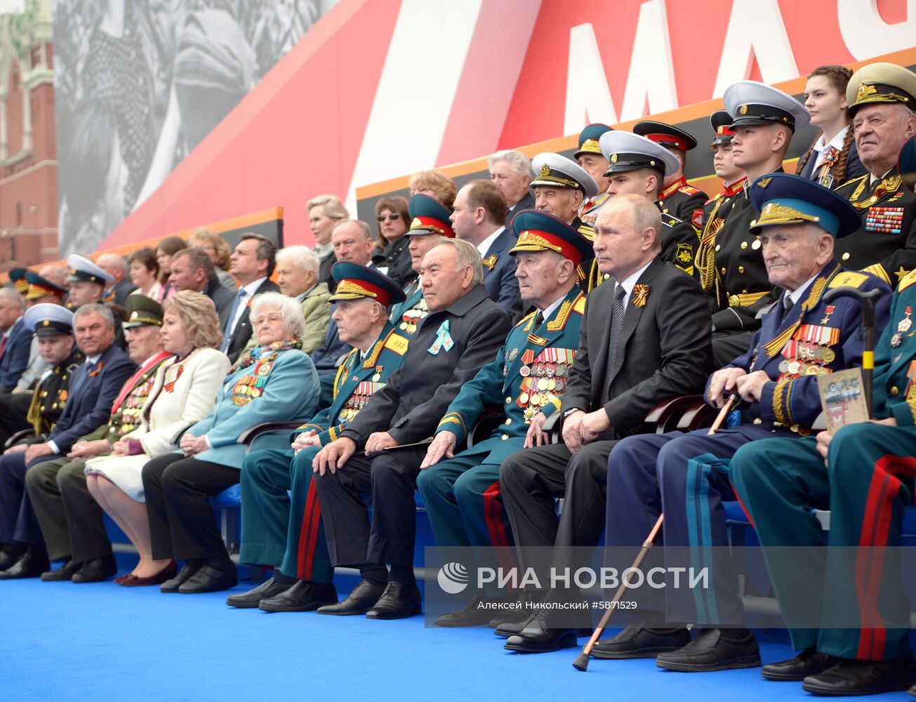 Президент РФ В. Путин и премьер-министр РФ Д. Медведев на военном параде в честь 74-й годовщины Победы в ВОВ
