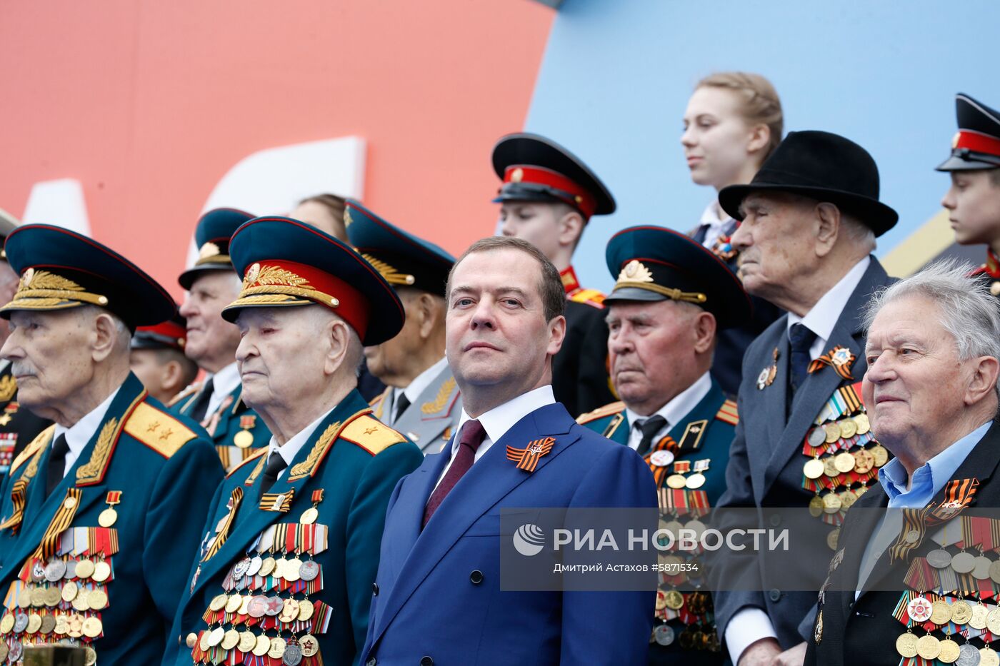 Президент РФ В. Путин и премьер-министр РФ Д. Медведев на военном параде в честь 74-й годовщины Победы в ВОВ