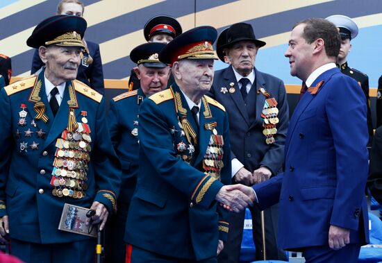 Президент РФ В. Путин и премьер-министр РФ Д. Медведев на военном параде в честь 74-й годовщины Победы в ВОВ
