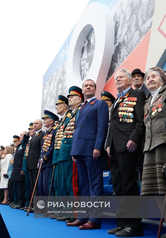 Президент РФ В. Путин и премьер-министр РФ Д. Медведев на военном параде в честь 74-й годовщины Победы в ВОВ