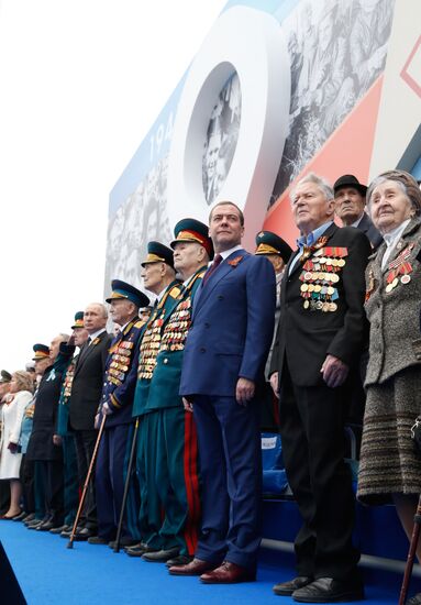 Президент РФ В. Путин и премьер-министр РФ Д. Медведев на военном параде в честь 74-й годовщины Победы в ВОВ