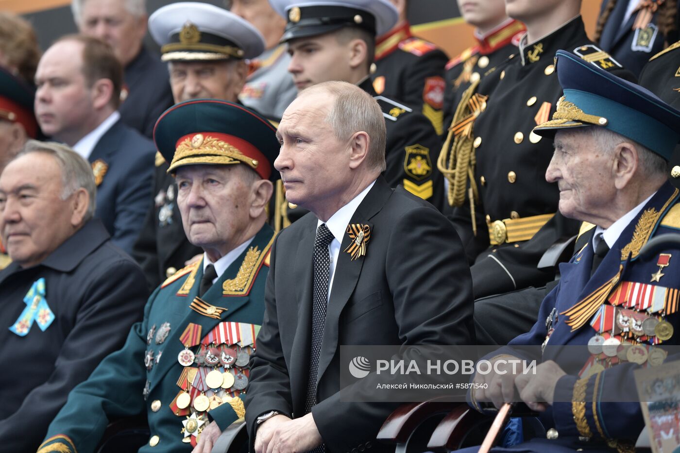 Президент РФ В. Путин и премьер-министр РФ Д. Медведев на военном параде в честь 74-й годовщины Победы в ВОВ