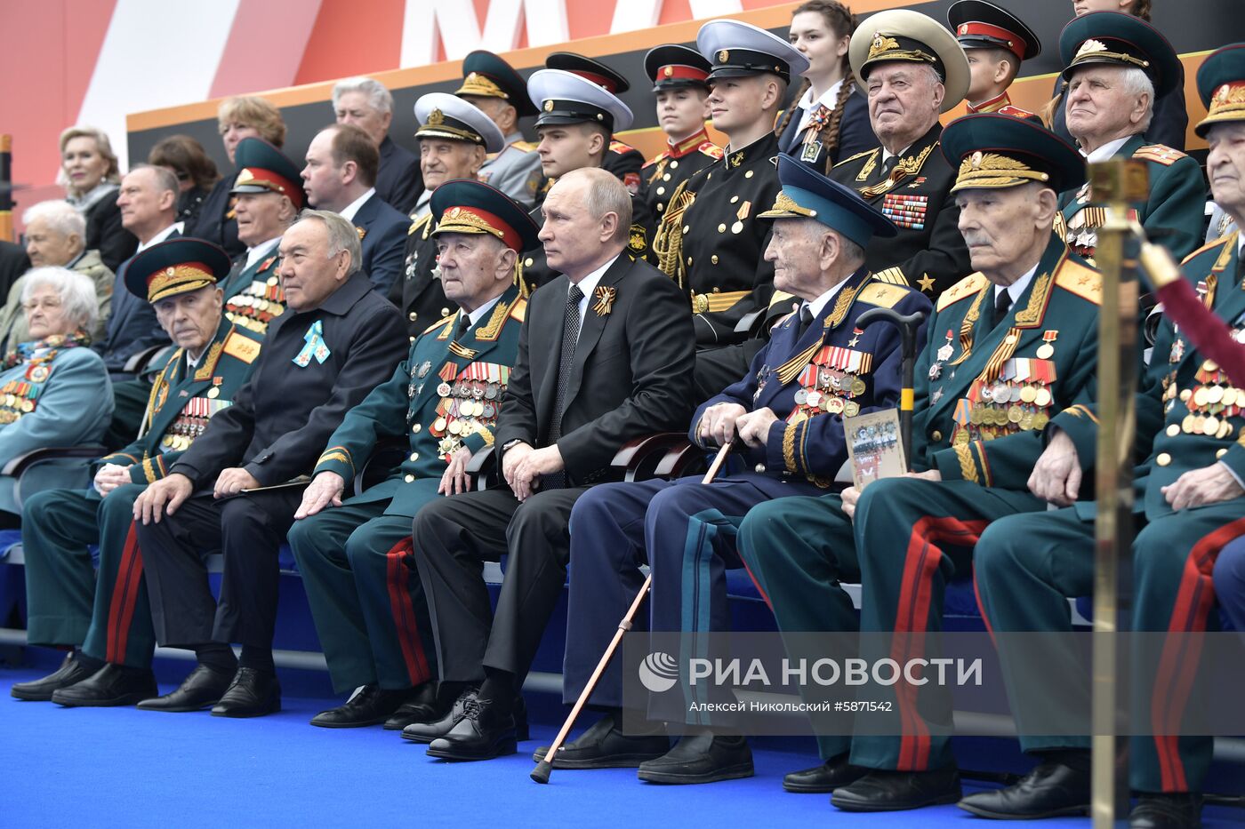 Президент РФ В. Путин и премьер-министр РФ Д. Медведев на военном параде в честь 74-й годовщины Победы в ВОВ