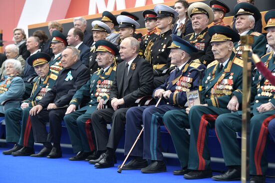 Президент РФ В. Путин и премьер-министр РФ Д. Медведев на военном параде в честь 74-й годовщины Победы в ВОВ