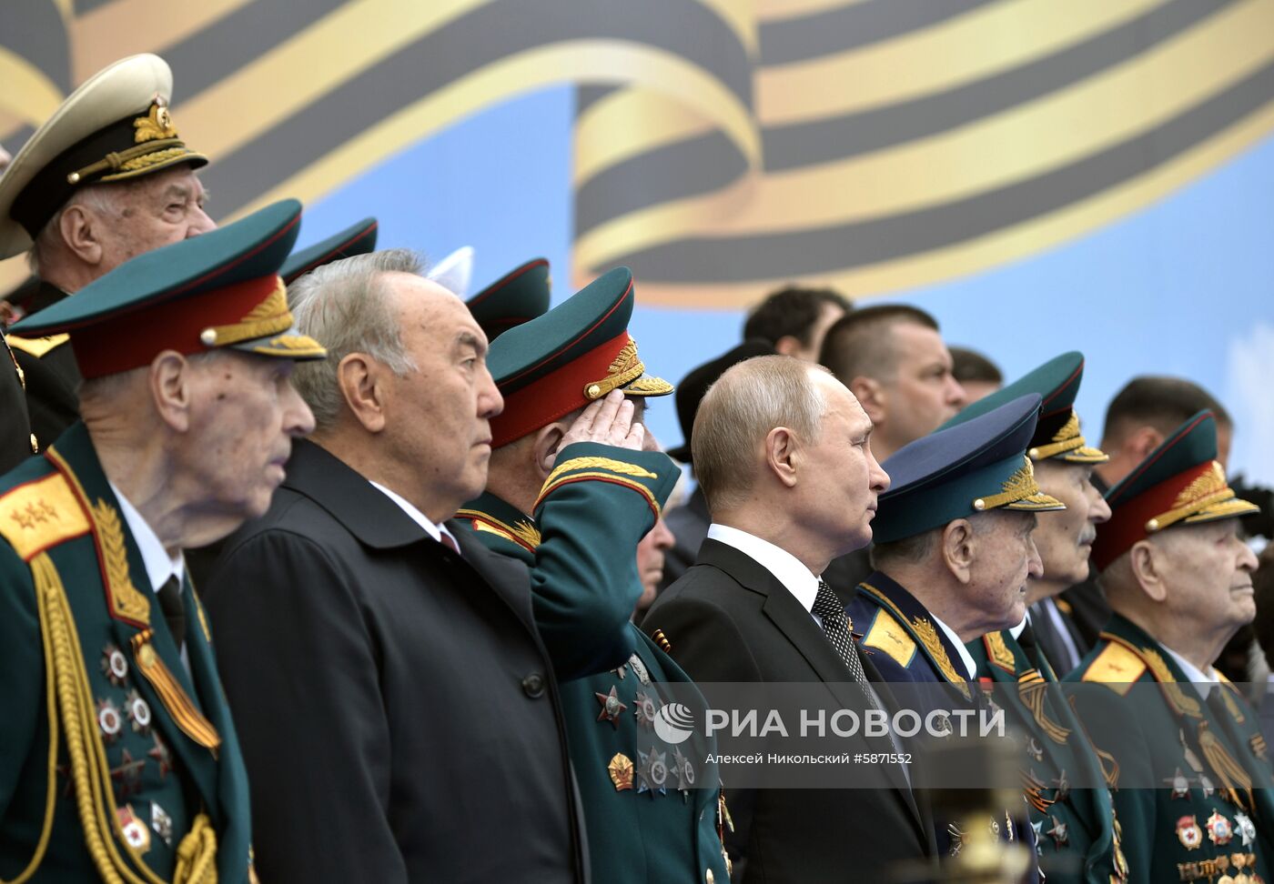 Президент РФ В. Путин и премьер-министр РФ Д. Медведев на военном параде в честь 74-й годовщины Победы в ВОВ