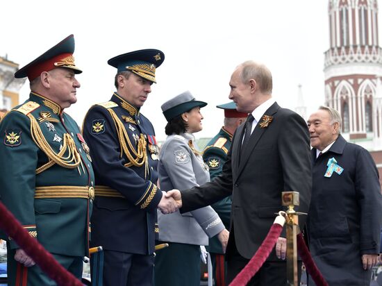 Президент РФ В. Путин и премьер-министр РФ Д. Медведев на военном параде в честь 74-й годовщины Победы в ВОВ