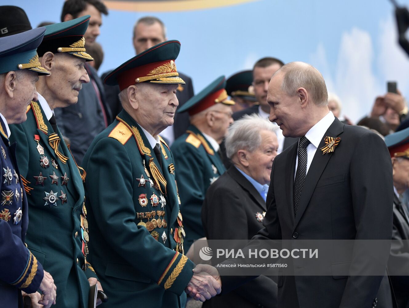 Президент РФ В. Путин и премьер-министр РФ Д. Медведев на военном параде в честь 74-й годовщины Победы в ВОВ