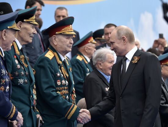 Президент РФ В. Путин и премьер-министр РФ Д. Медведев на военном параде в честь 74-й годовщины Победы в ВОВ