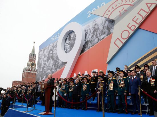 Президент РФ В. Путин и премьер-министр РФ Д. Медведев на военном параде в честь 74-й годовщины Победы в ВОВ