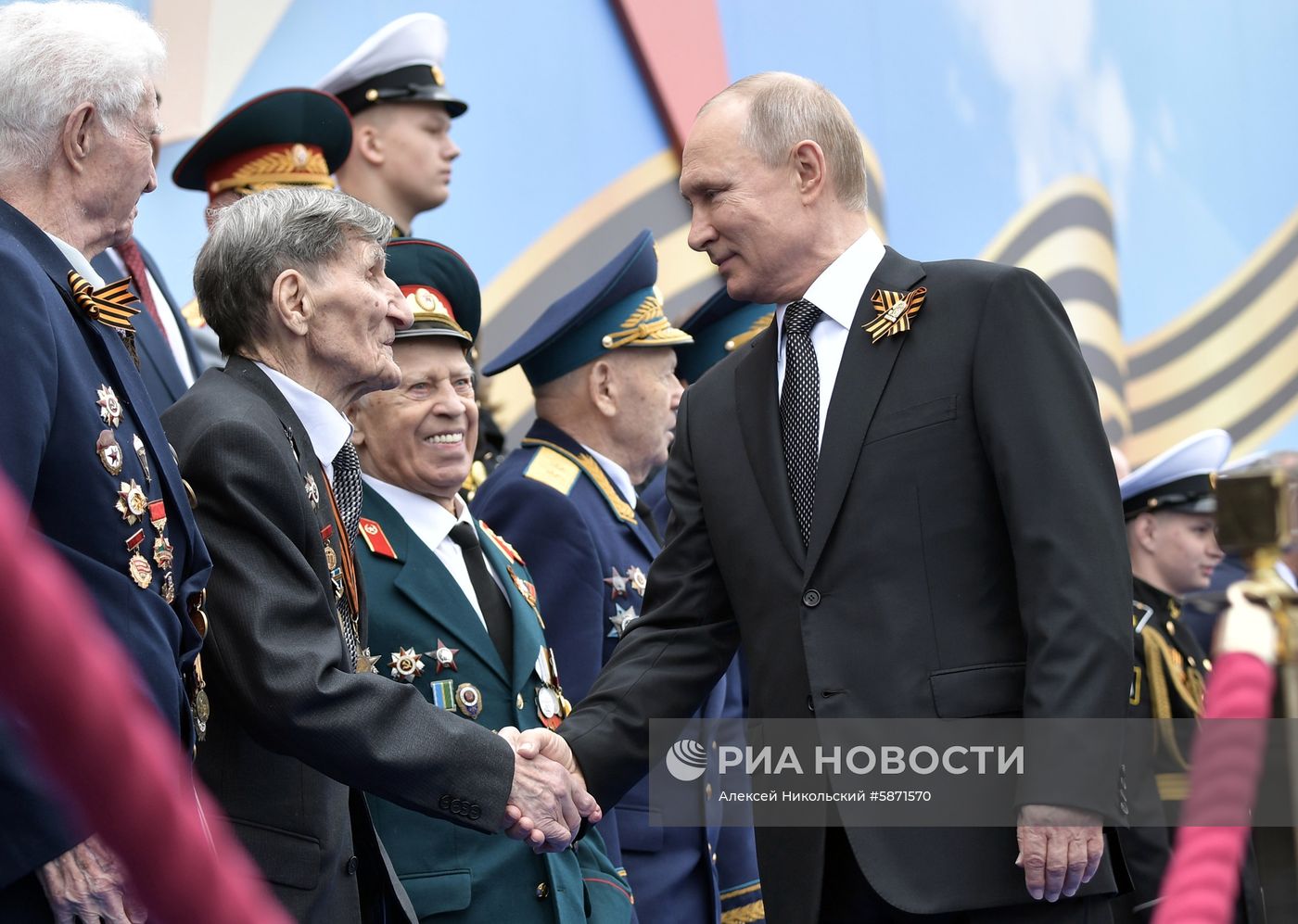 Президент РФ В. Путин и премьер-министр РФ Д. Медведев на военном параде в честь 74-й годовщины Победы в ВОВ