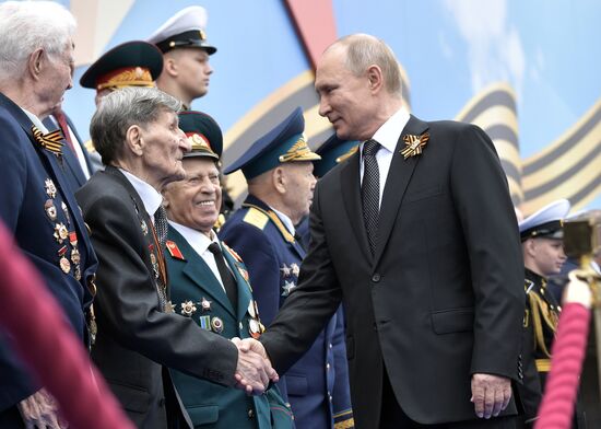 Президент РФ В. Путин и премьер-министр РФ Д. Медведев на военном параде в честь 74-й годовщины Победы в ВОВ