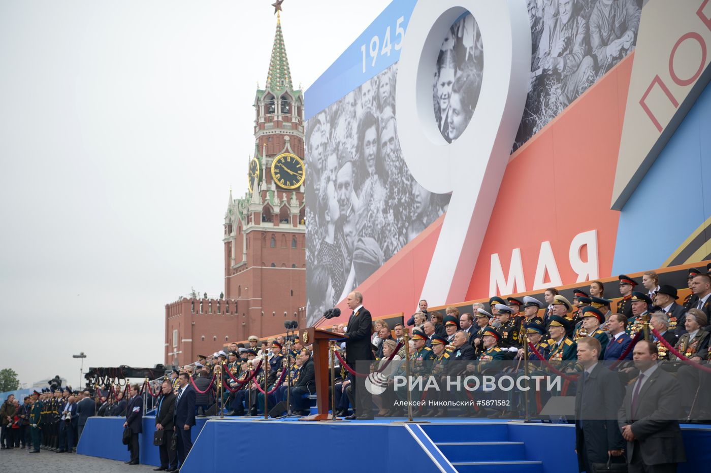 Президент РФ В. Путин и премьер-министр РФ Д. Медведев на военном параде в честь 74-й годовщины Победы в ВОВ