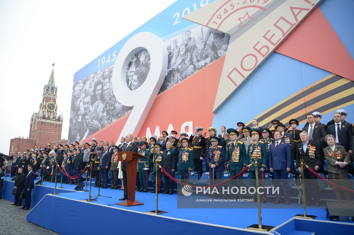 Президент РФ В. Путин и премьер-министр РФ Д. Медведев на военном параде в честь 74-й годовщины Победы в ВОВ