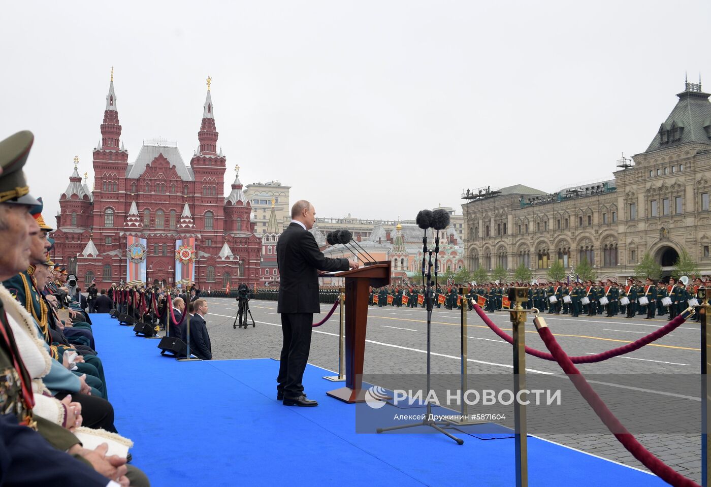 Президент РФ В. Путин и премьер-министр РФ Д. Медведев на военном параде в честь 74-й годовщины Победы в ВОВ
