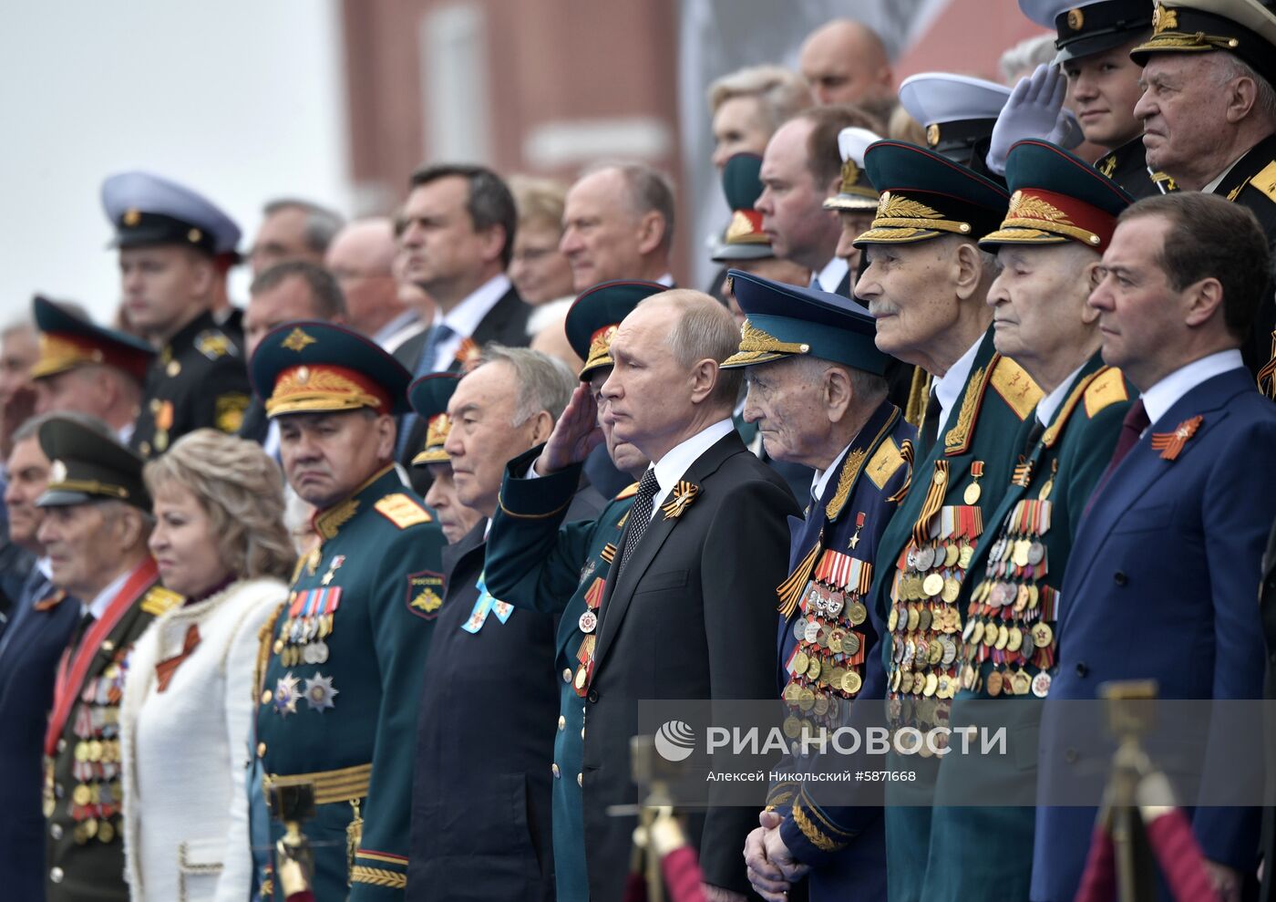 Президент РФ В. Путин и премьер-министр РФ Д. Медведев на военном параде в честь 74-й годовщины Победы в ВОВ