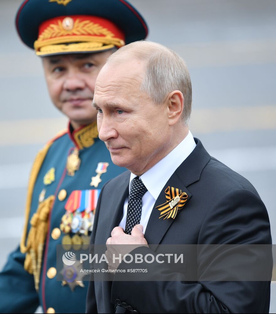 Президент РФ В.Путин и премьер-министр РФ Д.Медведев на военном параде в честь 74-й годовщины Победы в ВОВ