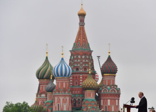 Президент РФ В.Путин и премьер-министр РФ Д.Медведев на военном параде в честь 74-й годовщины Победы в ВОВ