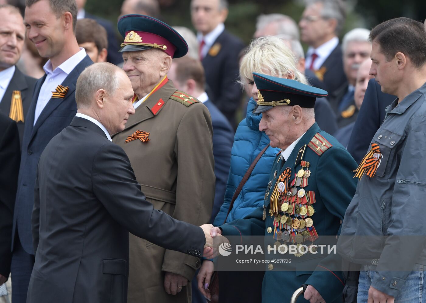 Президент РФ В. Путин и премьер-министр РФ Д. Медведев на церемонии возложения цветов к Могиле Неизвестного солдата