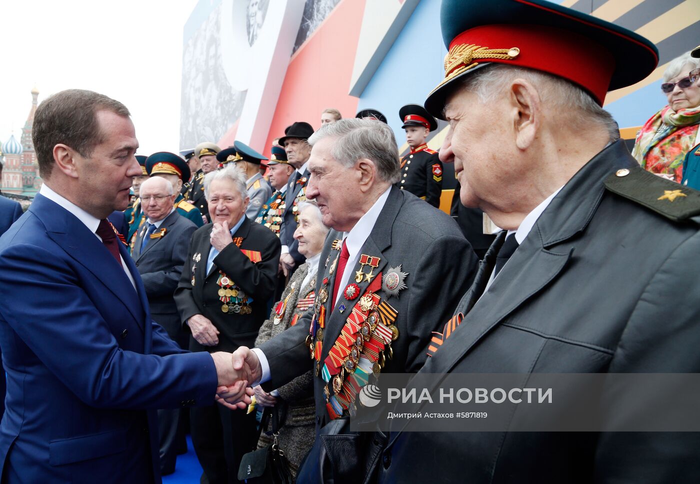 Президент РФ В. Путин и премьер-министр РФ Д. Медведев на военном параде в честь 74-й годовщины Победы в ВОВ
