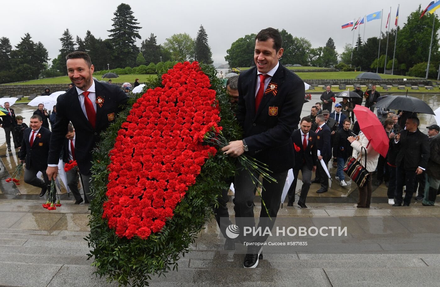 Хоккеисты возложили цветы к Мемориалу павшим советским воинам Славин в Братиславе