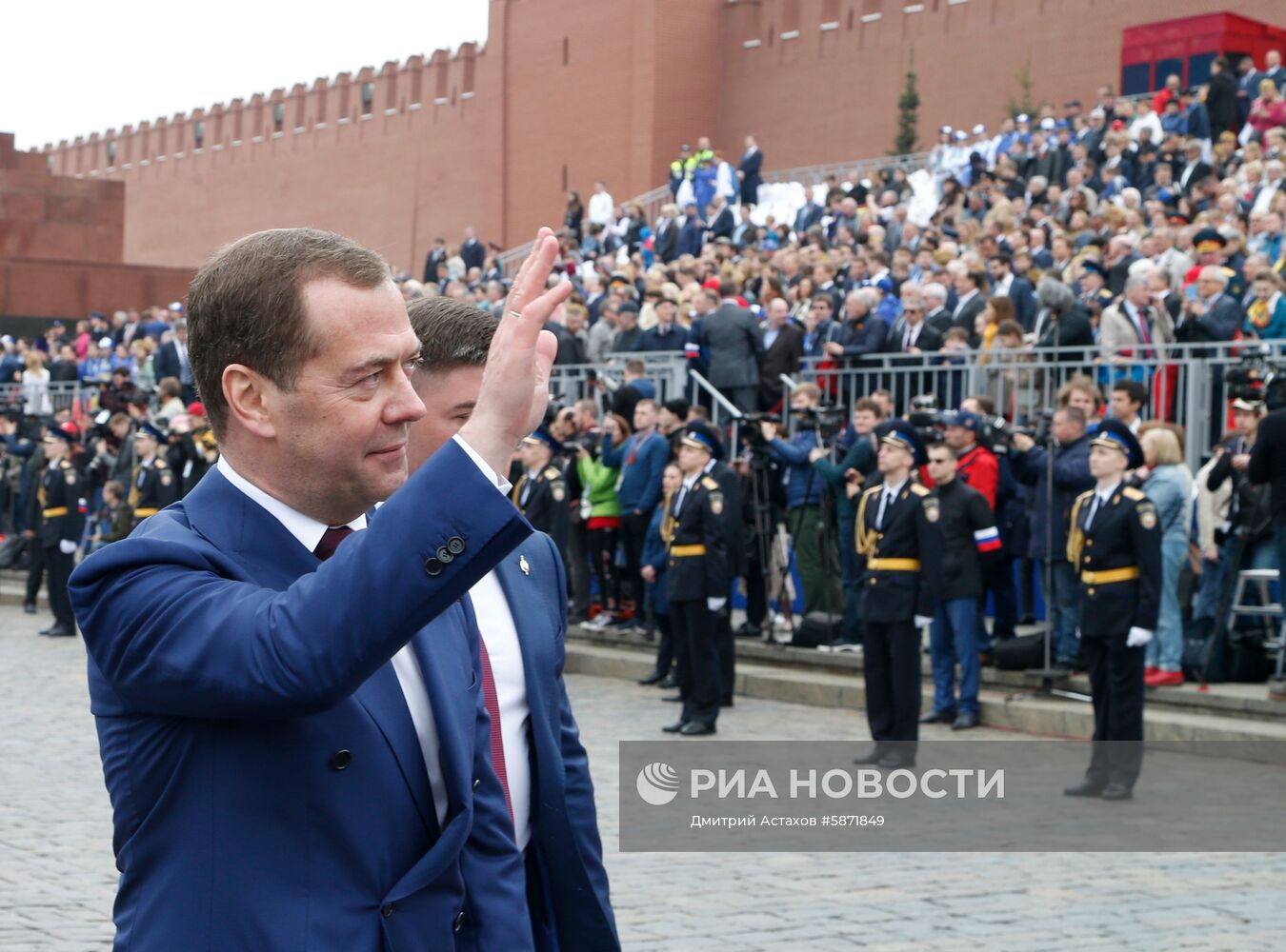 Президент РФ В. Путин и премьер-министр РФ Д. Медведев на военном параде в честь 74-й годовщины Победы в ВОВ