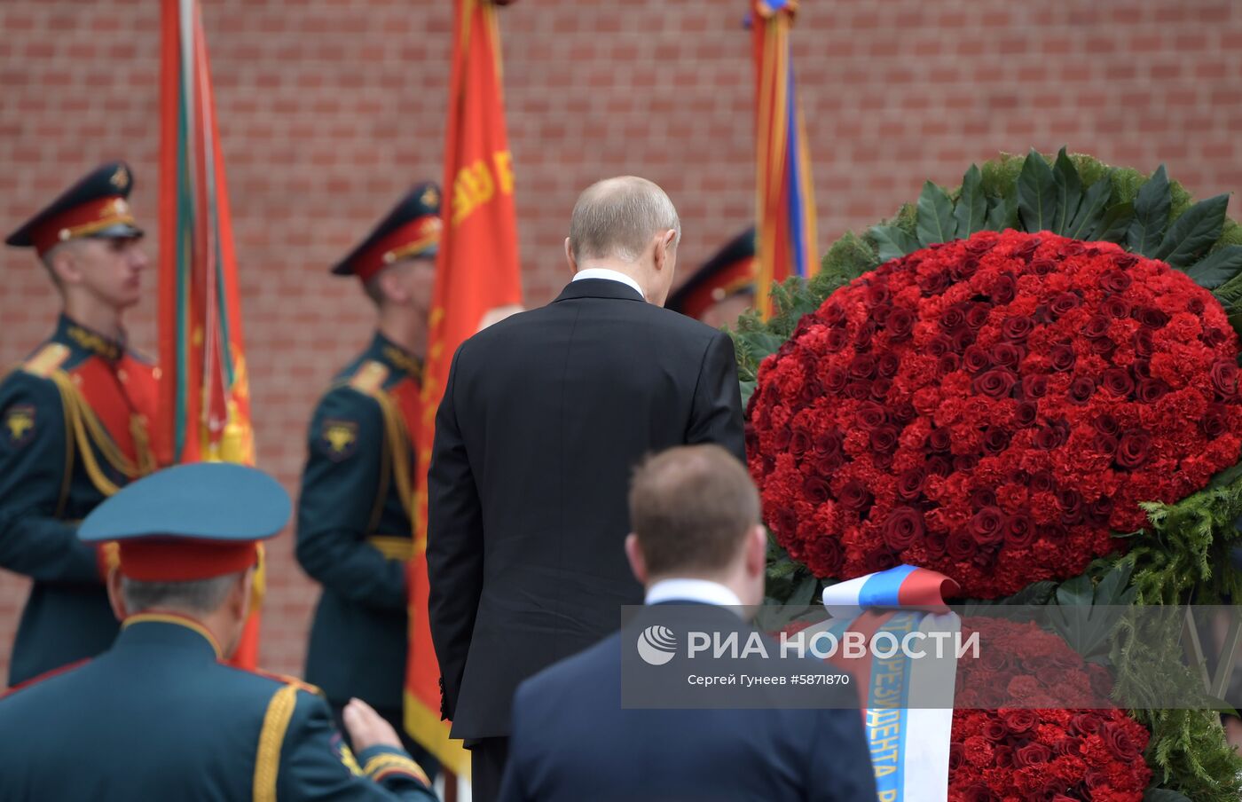 Президент РФ В. Путин и премьер-министр РФ Д. Медведев на церемонии возложения цветов к Могиле Неизвестного солдата