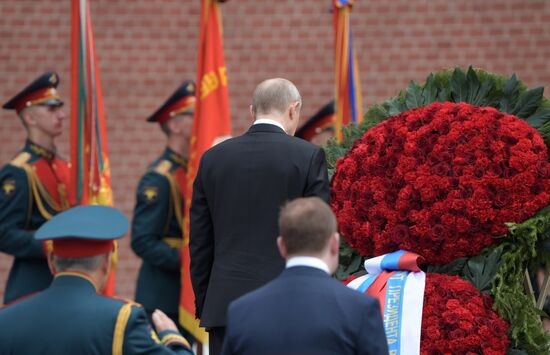 Президент РФ В. Путин и премьер-министр РФ Д. Медведев на церемонии возложения цветов к Могиле Неизвестного солдата