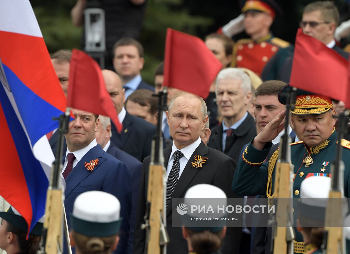 Президент РФ В. Путин и премьер-министр РФ Д. Медведев на церемонии возложения цветов к Могиле Неизвестного солдата