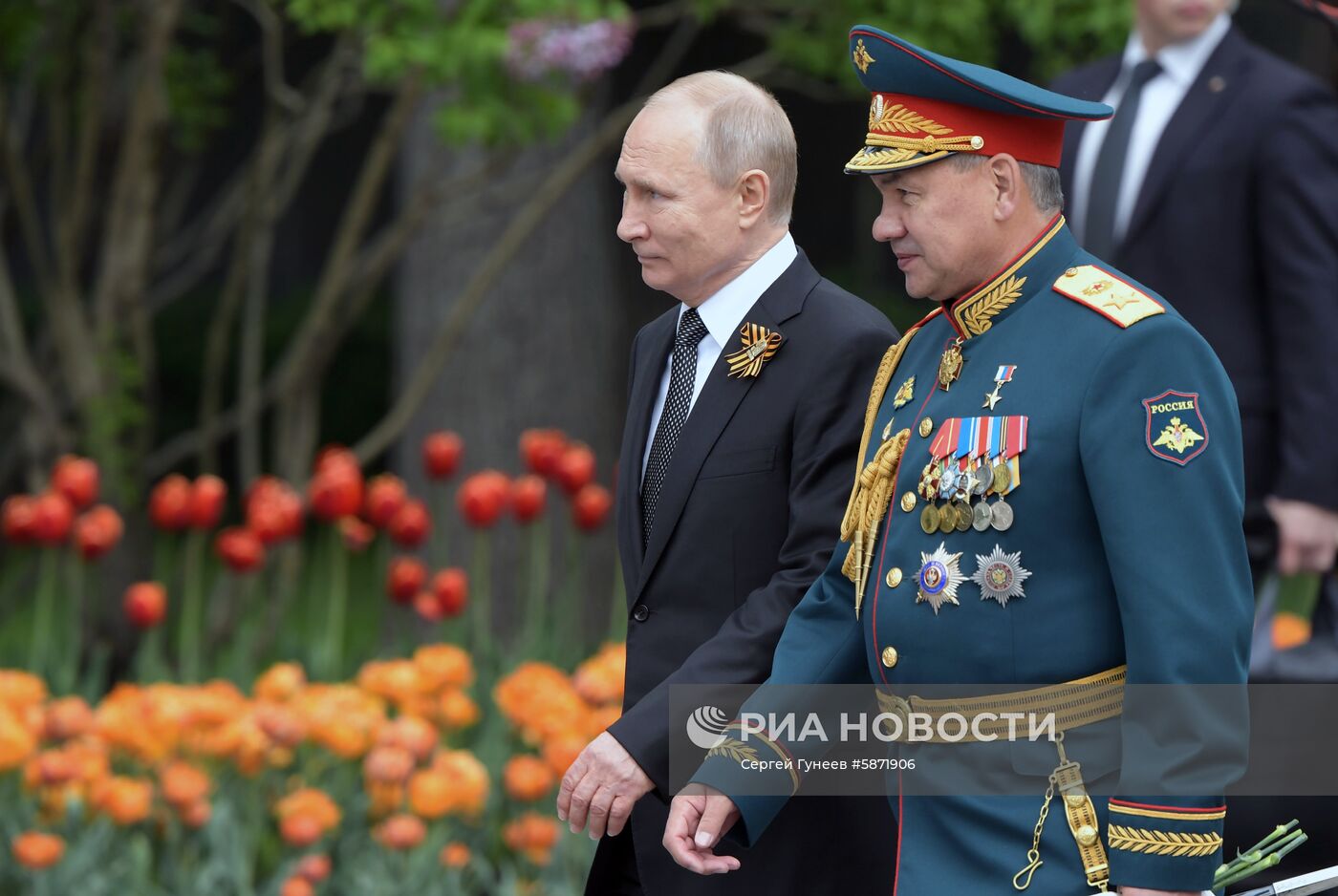 Президент РФ В. Путин и премьер-министр РФ Д. Медведев на церемонии возложения цветов к Могиле Неизвестного солдата