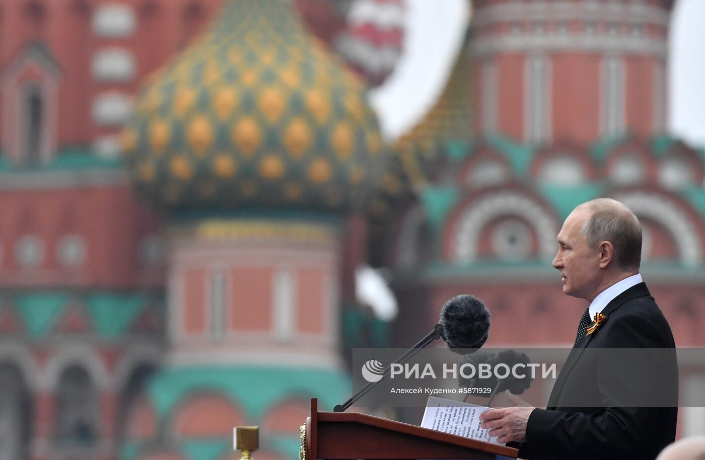 Президент РФ В.Путин и премьер-министр РФ Д.Медведев на военном параде в честь 74-й годовщины Победы в ВОВ