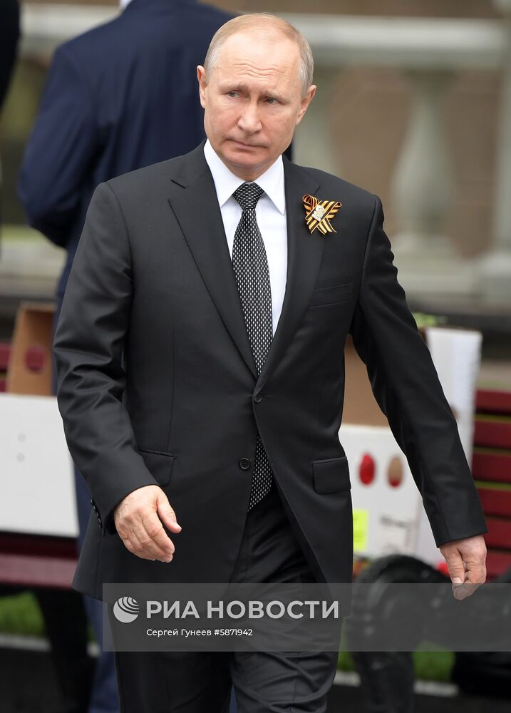 Президент РФ В. Путин и премьер-министр РФ Д. Медведев на церемонии возложения цветов к Могиле Неизвестного солдата