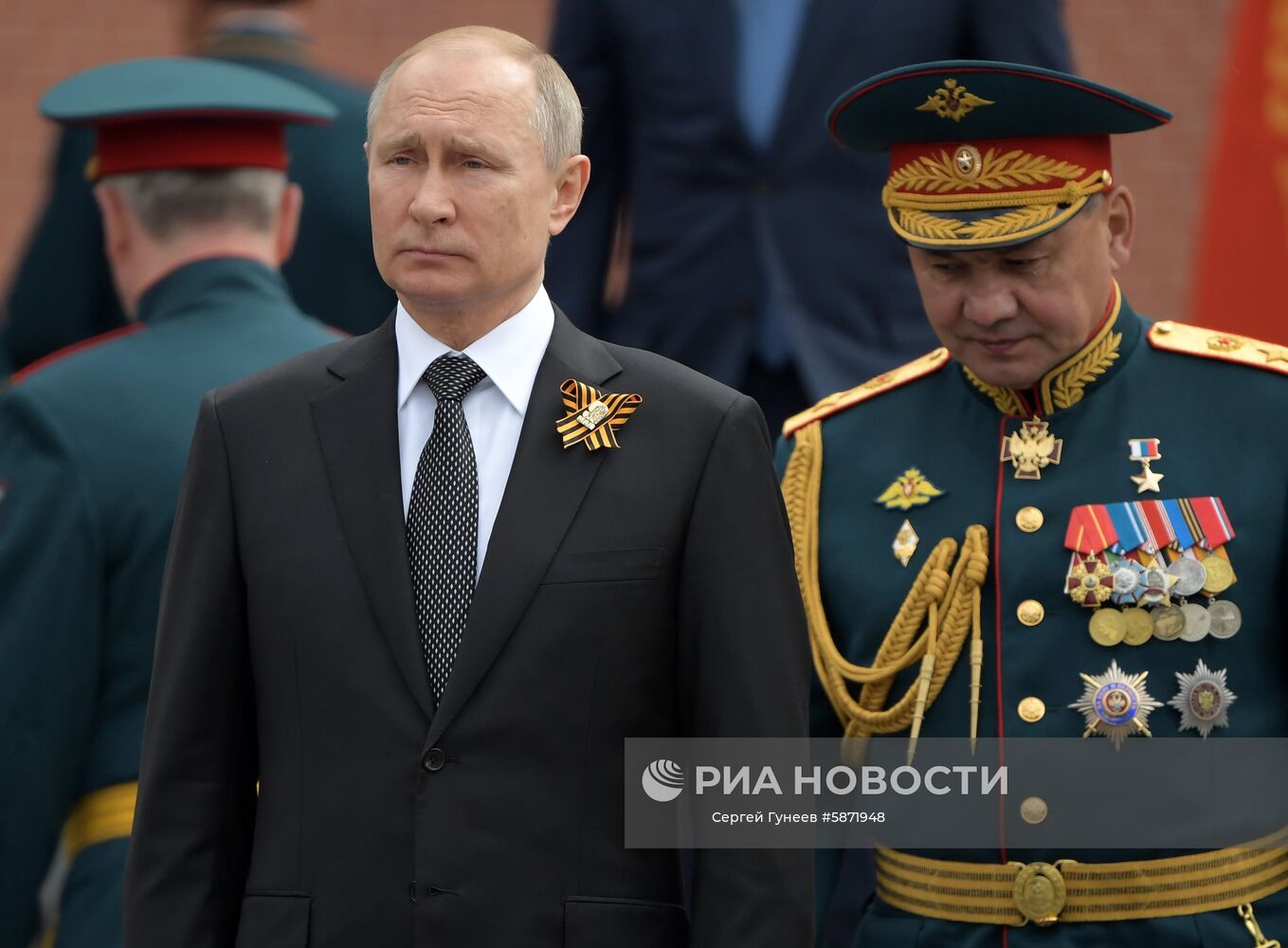 Президент РФ В. Путин и премьер-министр РФ Д. Медведев на церемонии возложения цветов к Могиле Неизвестного солдата