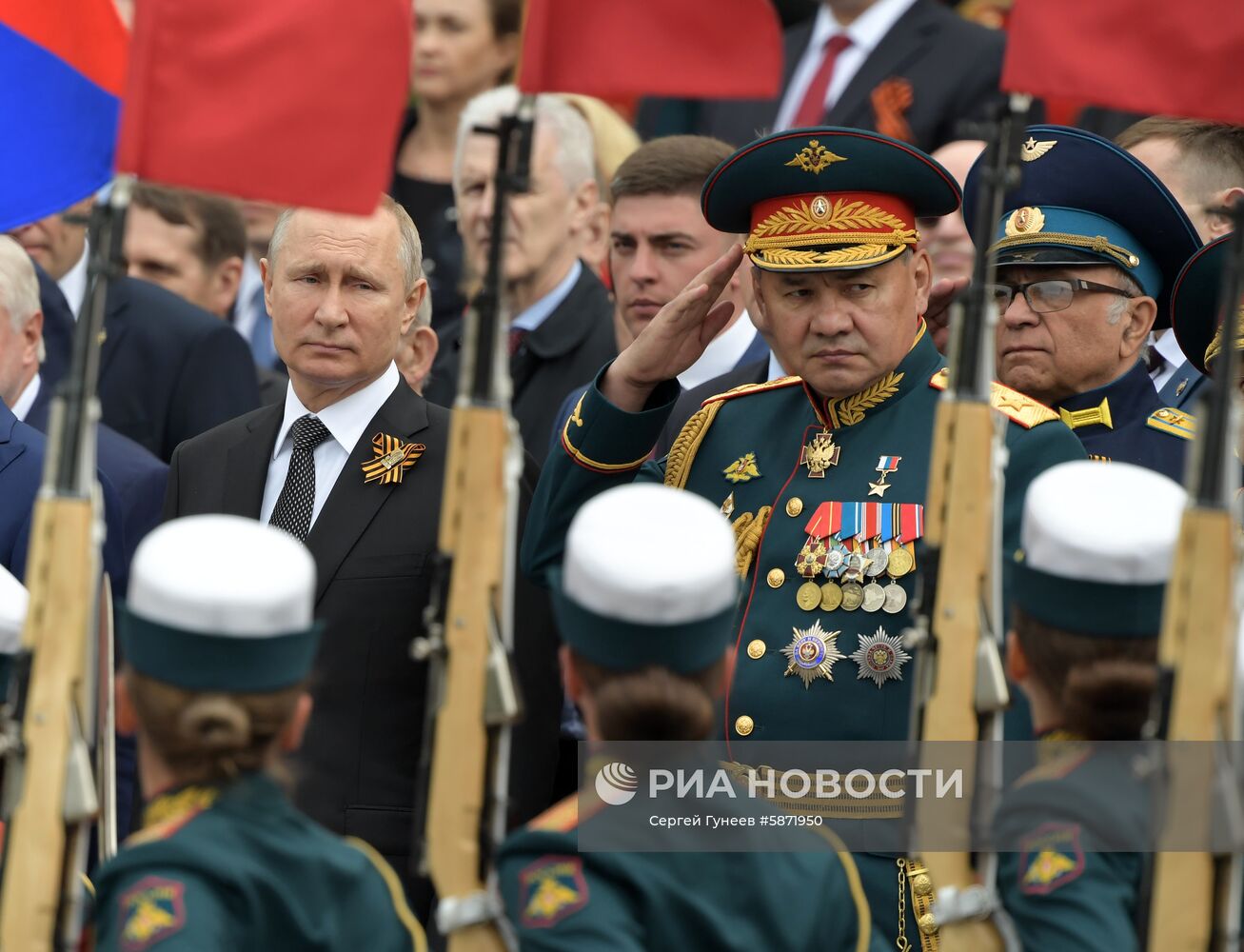 Президент РФ В. Путин и премьер-министр РФ Д. Медведев на церемонии возложения цветов к Могиле Неизвестного солдата