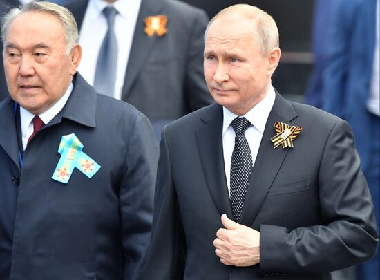 Президент РФ В.Путин и премьер-министр РФ Д.Медведев на военном параде в честь 74-й годовщины Победы в ВОВ