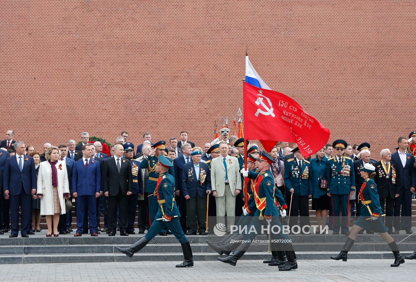 Президент РФ В. Путин и премьер-министр РФ Д. Медведев на церемонии возложения цветов к Могиле Неизвестного солдата