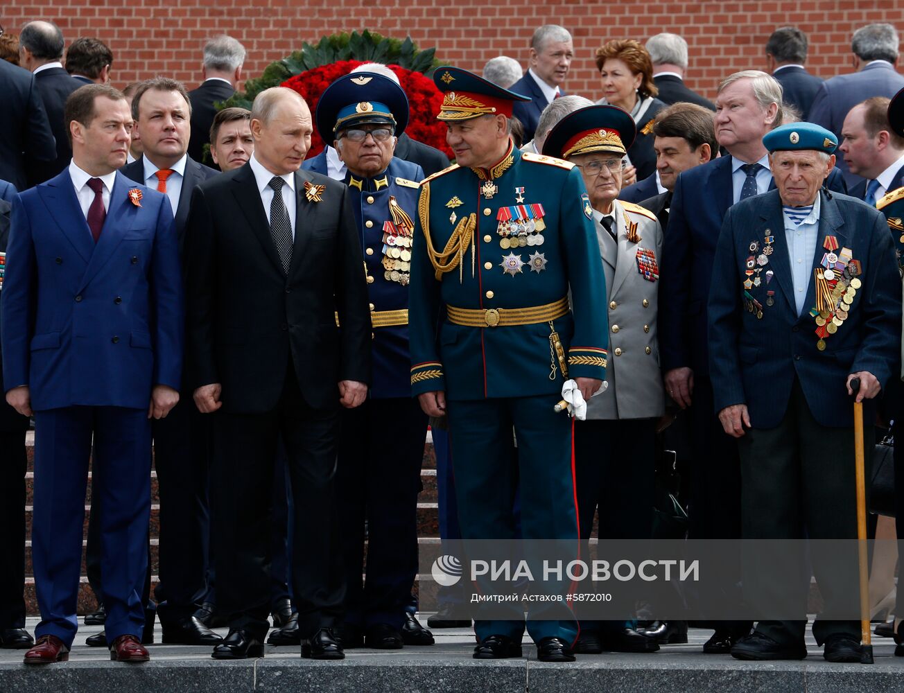 Президент РФ В. Путин и премьер-министр РФ Д. Медведев на церемонии возложения цветов к Могиле Неизвестного солдата