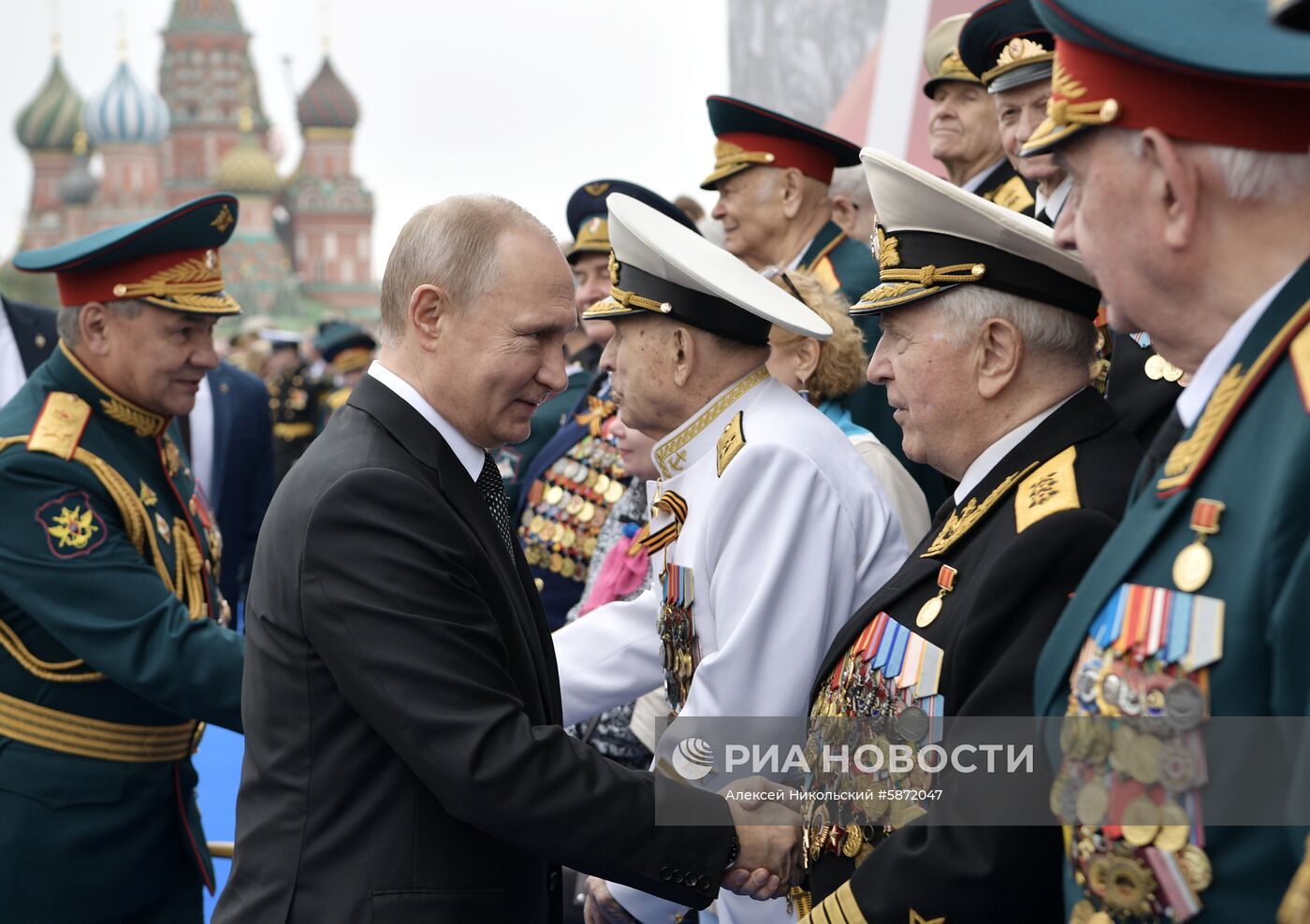 Президент РФ В. Путин и премьер-министр РФ Д. Медведев на военном параде в честь 74-й годовщины Победы в ВОВ