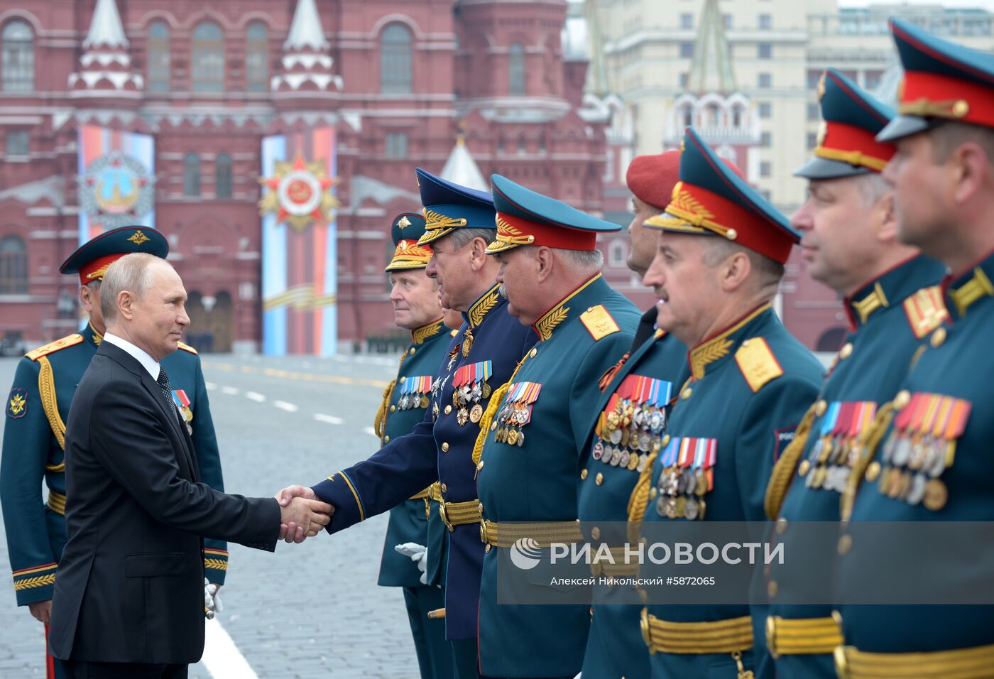 Президент РФ В. Путин и премьер-министр РФ Д. Медведев на военном параде в честь 74-й годовщины Победы в ВОВ